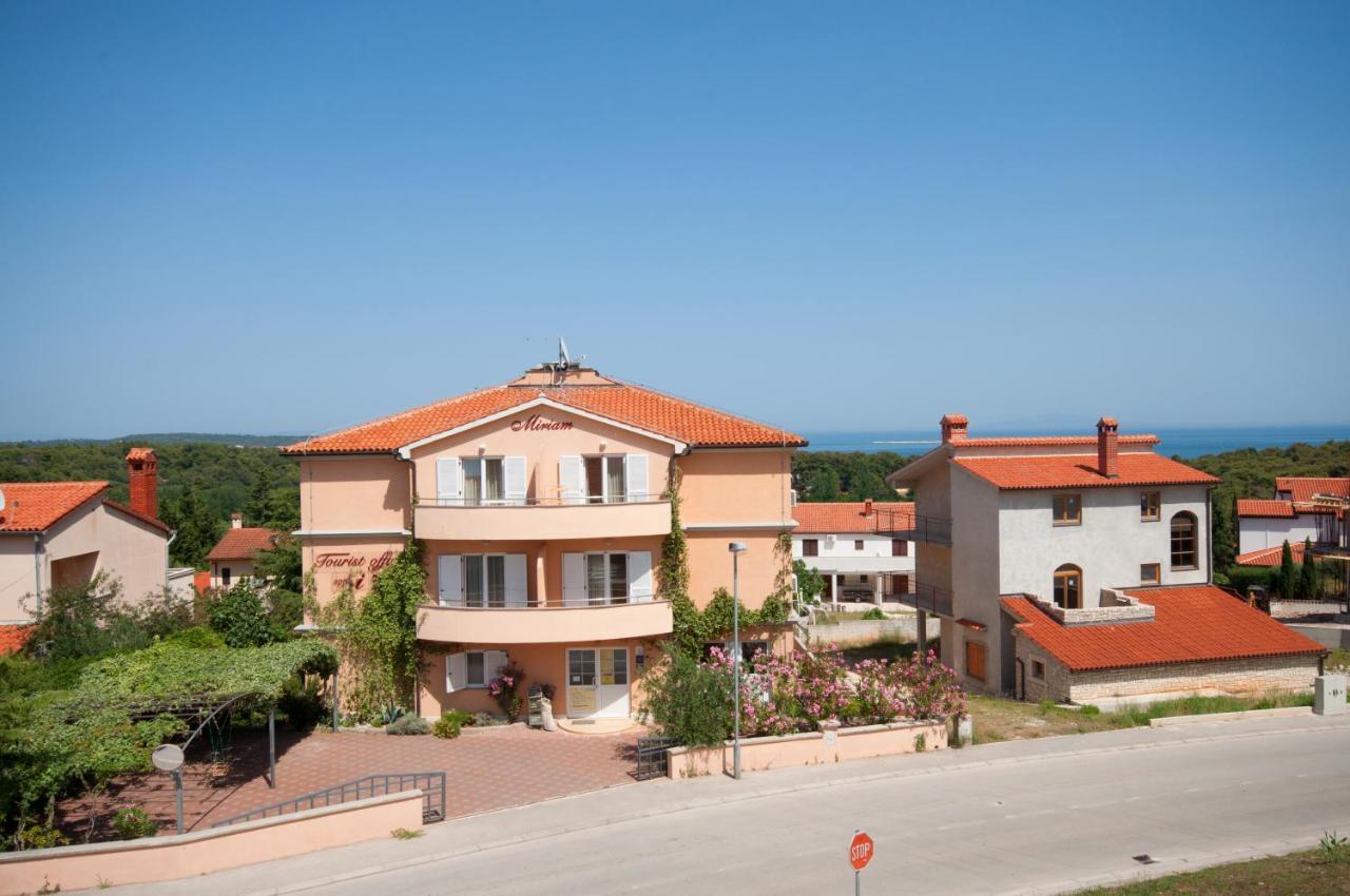 Apartments Miriam Premantura Exterior photo